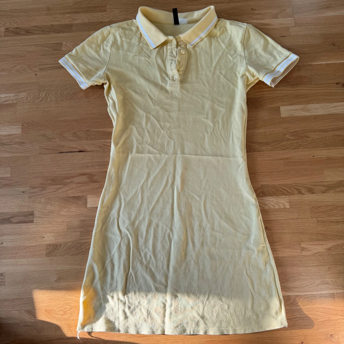 Gul kort pikéklänning med krage - 1