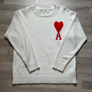 Vit stickad tröja från Ami Paris - Säljer en vit stickad tröja från Ami Paris. Använd 3 gånger då jag växte ur den ganska snabbt. Vid fler funderingar kontakta mig. Priset är inte hugget i sten. 