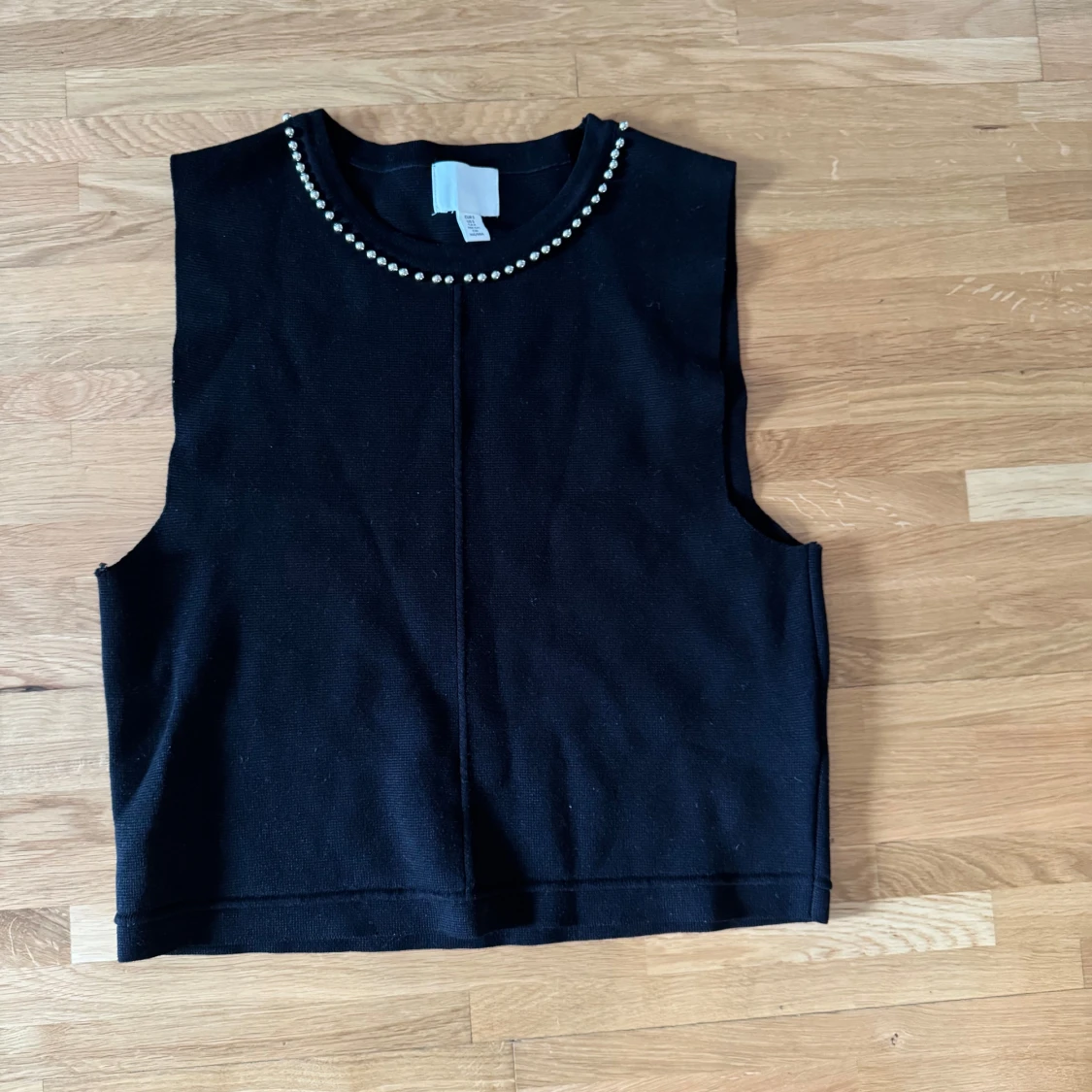 Svart ärmlös topp med pärlor H&M