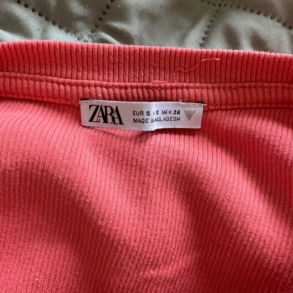 Rosa croppad topp med volang från Zara - 2