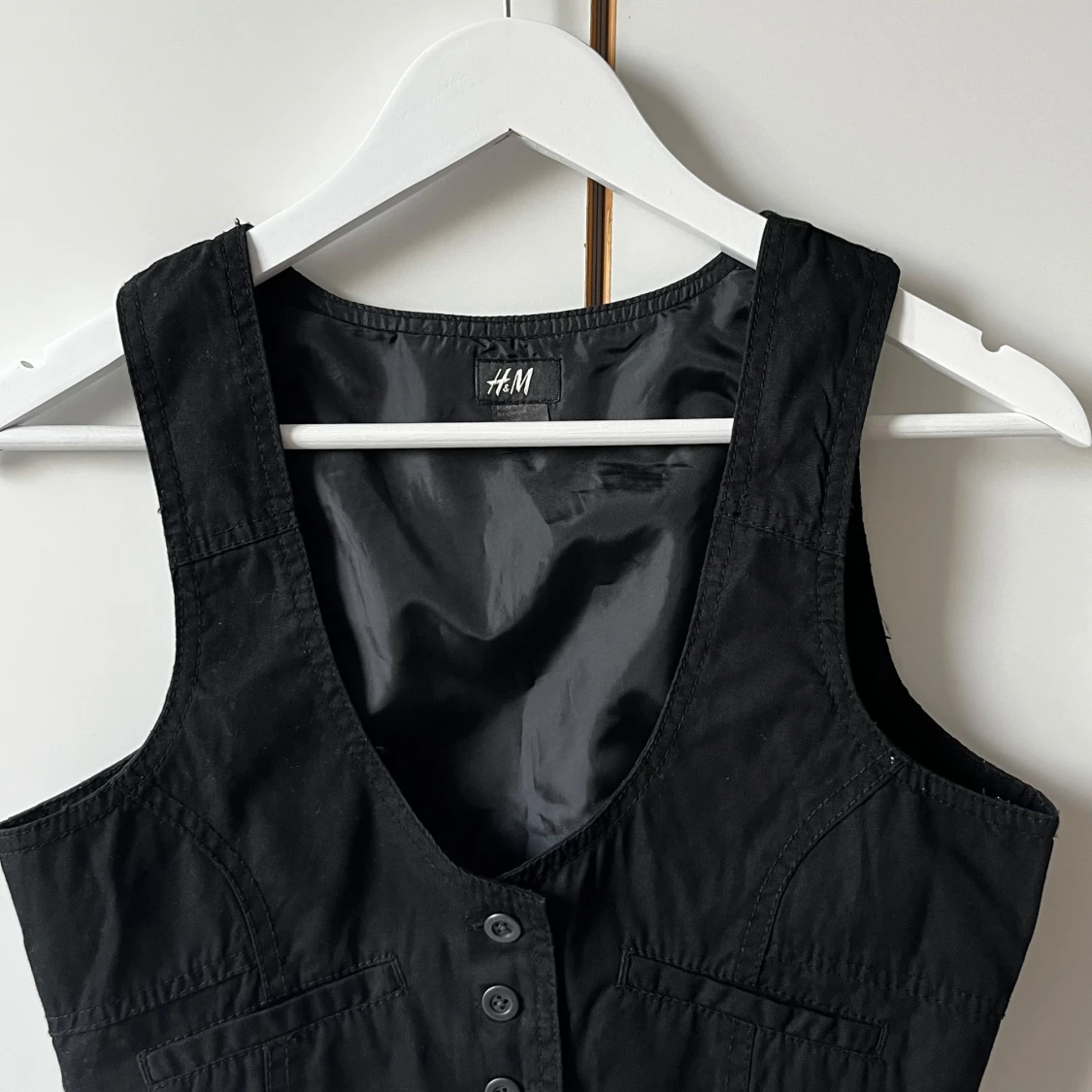 Svart väst från H&M med knappar