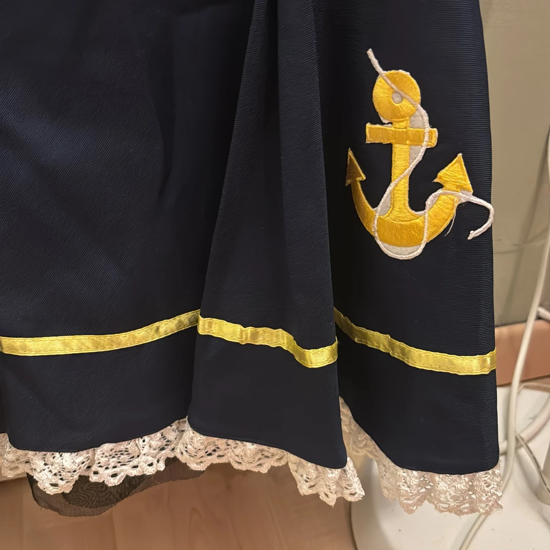 Marinblå kortklänning med ränder och spets - 1