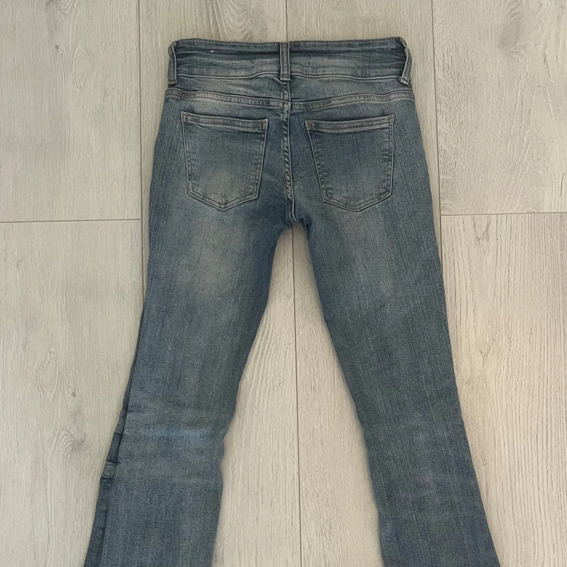 Lågmidjade bootcut jeans från Bershka  - 1