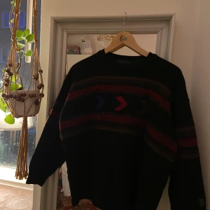 Retro Stickad Oversize Tjocktröja - Garderobsrensning!  Säljer bland annat denna underbara tjocktröjan som varit mycket älskad🥰 Sjukt mysig nu i det kalla vädret🥶 Hittar du någonting annat du gillar så kan pris absolut diskuteras! 🥰