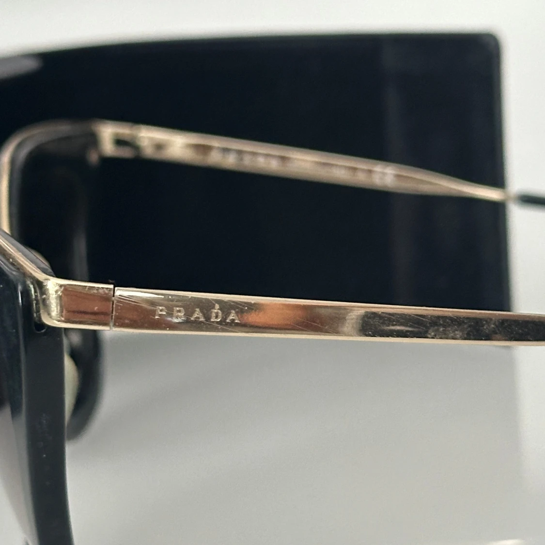 Svarta cat-eye solglasögon från Prada - 3