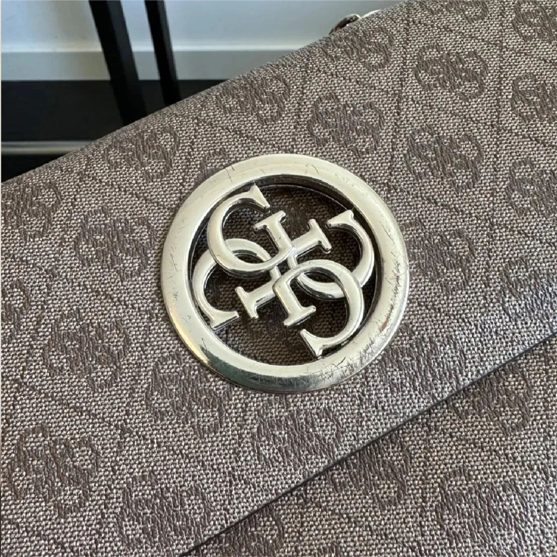 Beige axelväska från Guess med kedja - 3