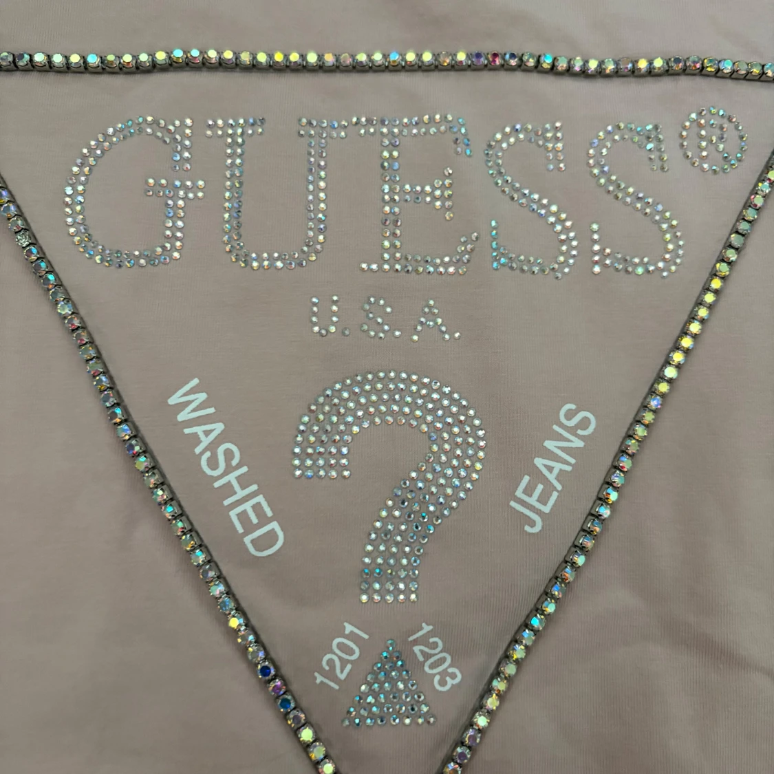 Guess ljusrosa t-shirt med strass - 2