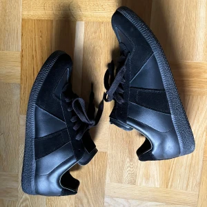 Svarta sneakers från Maison Margiela - Har fått de i present men inte gillat färgen så är tvungen att sälja de.. Kan diskutera pris om man är smidig att handla med!