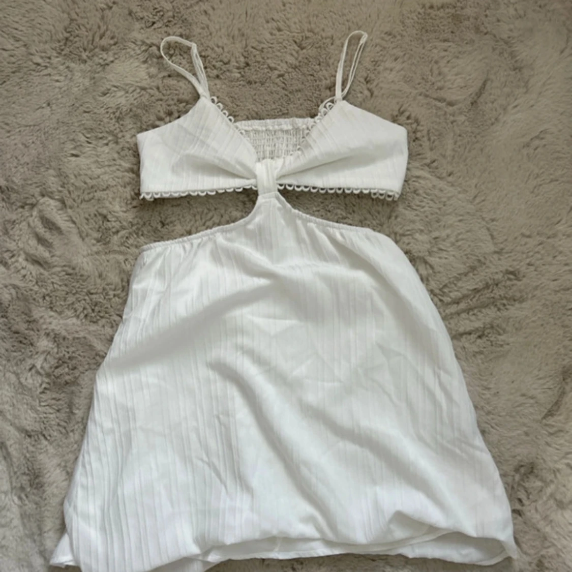 Vit omlottklänning med öppen rygg - 2