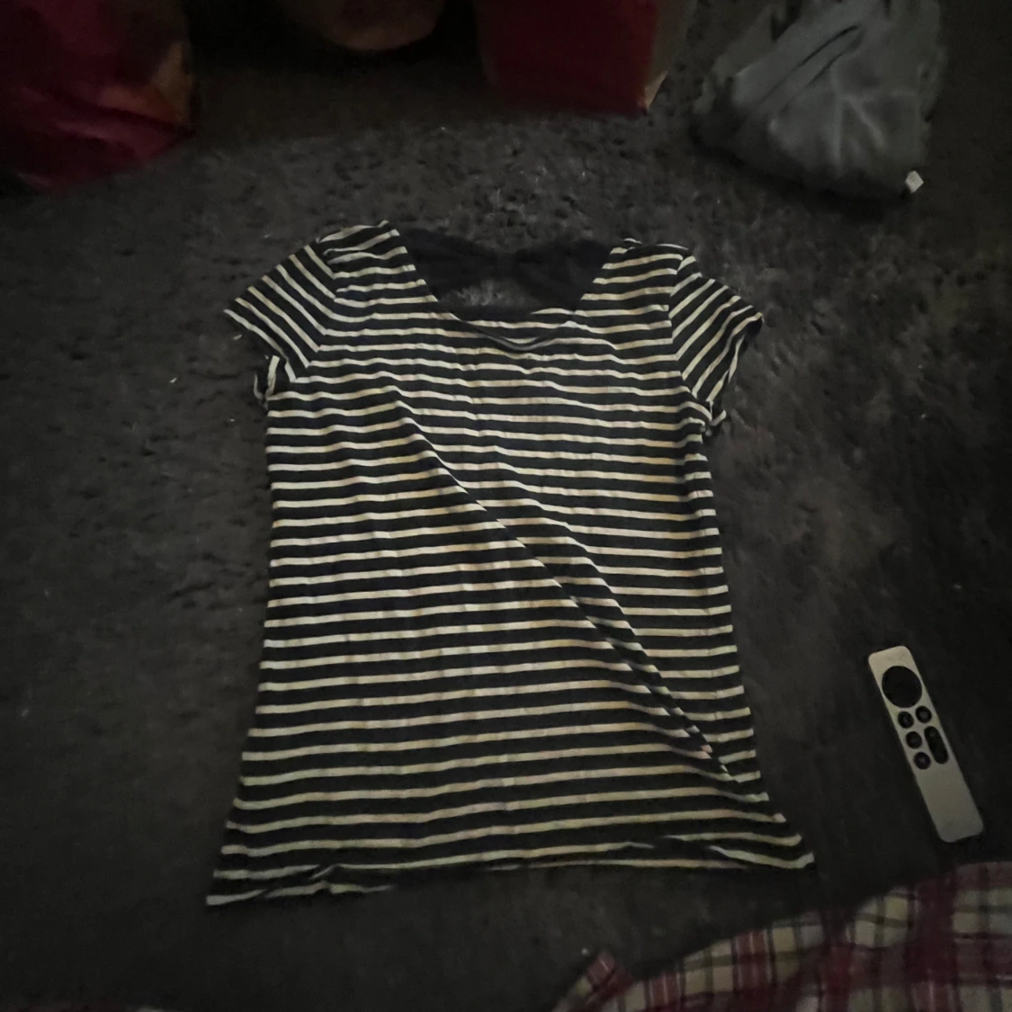 Randig mörkblå/vit topp med rosett på ryggen  - 1