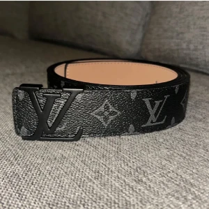 Svart bälte - Kommer med kvitto och box.