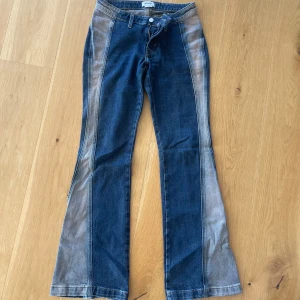 Weekday bootcut jeans - Lågmidjade bootcut jeans från weekday, storlek 27