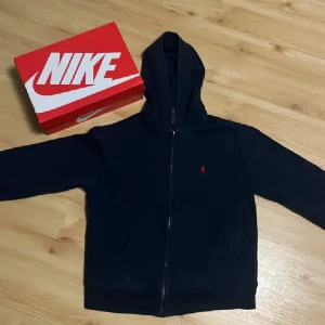 Mörkblå hoodie från Polo Ralph Lauren - Snygg mörkblå hoodie från Polo Ralph Lauren | Nypris 1000+ kr | L i Barn 14-16 Xs i vuxen stl |