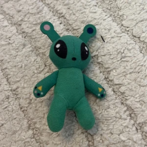 Alien 👽  - Endast en grön mjukisfigur med stora svarta ögon och antenner. 