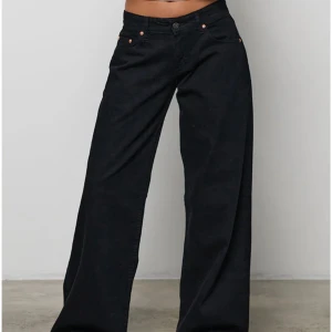 Svarta jeans från Motel Rocks  - Säljer ett par helt nya och oanvända jeans från Motel Rocks. Beställda från hemsidan men tyvärr passade de inte, så de är i perfekt skick. Storlek W28 L30.