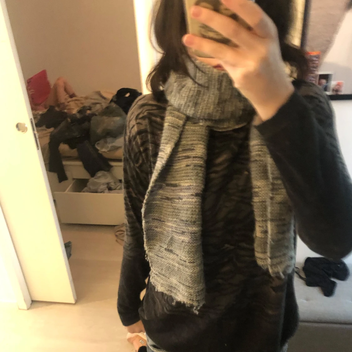 Grå stickad halsduk med mönster - 1