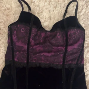 Svart och lila korsett från Victoria's Secret - Väldigt fin korsett top från Victoria secret! Skriv om någon behöver bilder på ❤️🫰 tryck gärna på köp direkt🫰