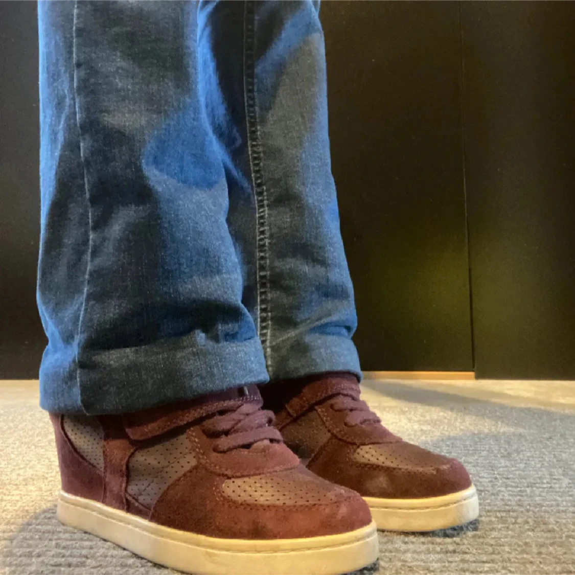 Vinröda wedge sneakers med mocka - 1