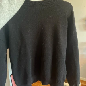 vanlig svart stickad tröja - mysig till hösten🩷🩷