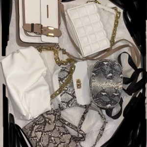 Mix av vita och snakeprint handväskor - Alldrig använda. Skriv för mer info