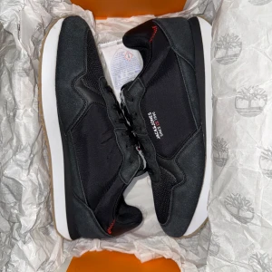 Säljer Jack & Jones Sneakers - Skorna ser i stort sett nya ut, men sulan visar tecken på lätt användning. Kartong medföljer. Snabb leverans! 🚀