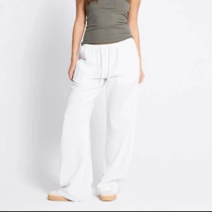 Linnebyxor  - Snygga vita linnebyxor från Lager 157. De är nya med prislapp men använder dom inte så därav vill jag sälja dom. Hör av er vid frågor❤️