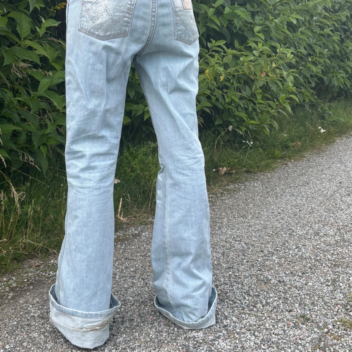 Silvriga bootcut jeans från Wrangler - 1