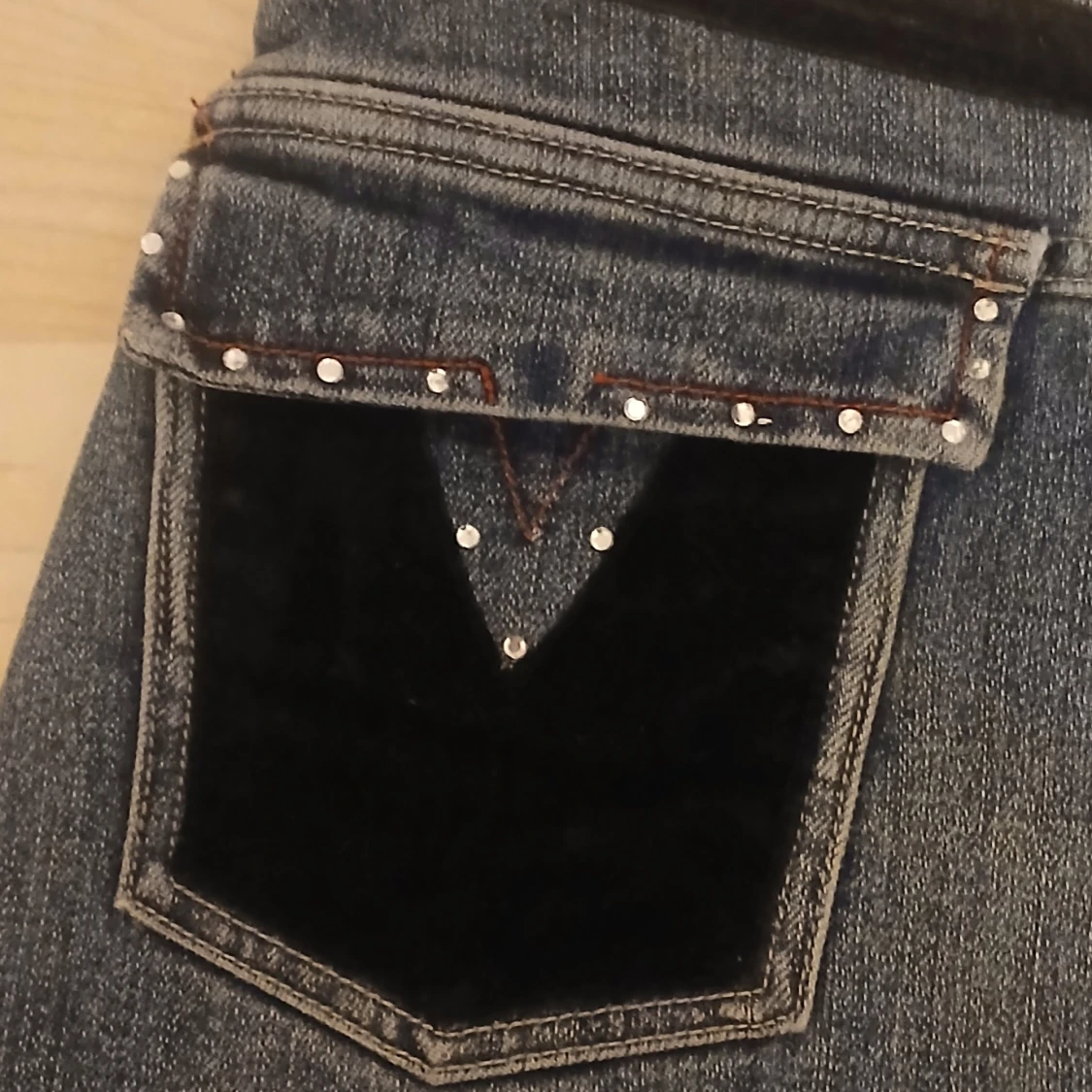 Jeanskjol med volang och söta detaljer  - 3