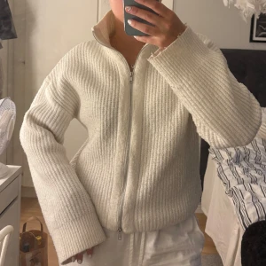 Vit stickad tröja  - Vit mysig stickad kofta/tröja med dragkedja. Storlek S från BikBok🤍