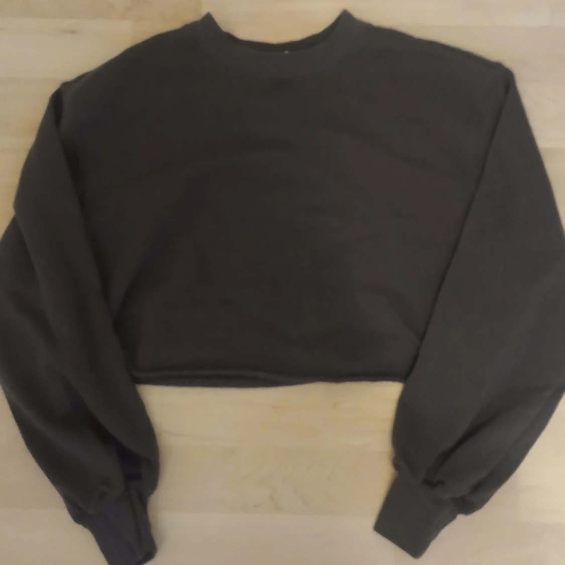 Mörkgrå croppad hoodie  - 1