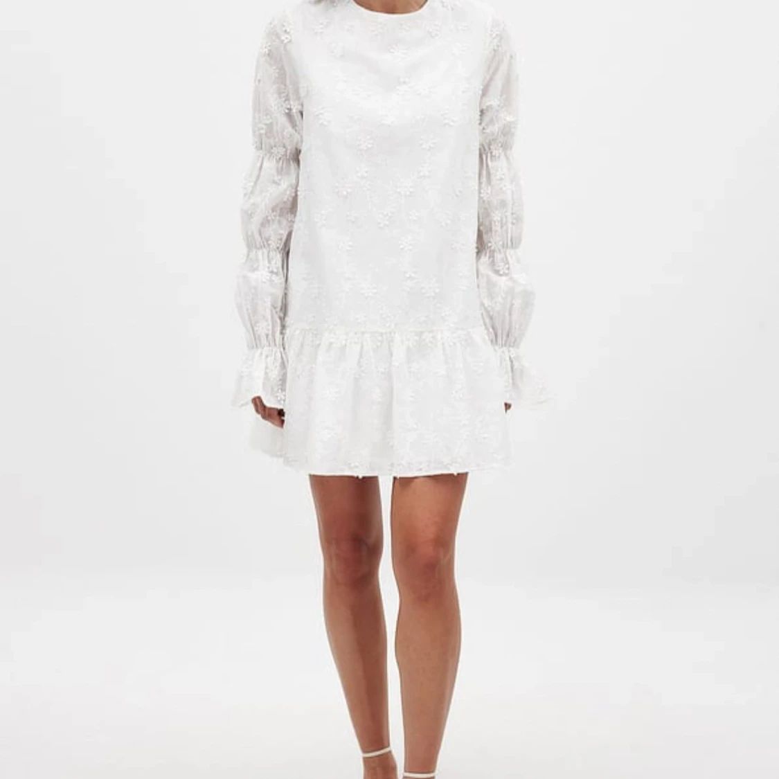 Vit kort klänning med broderade blommor