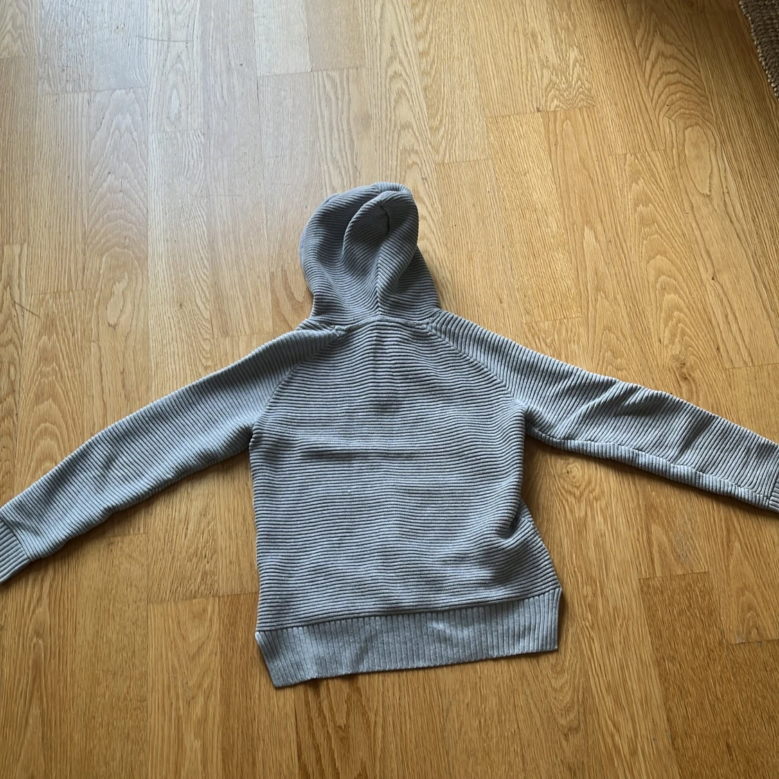 Grå ribbad hoodie från H&M - 2