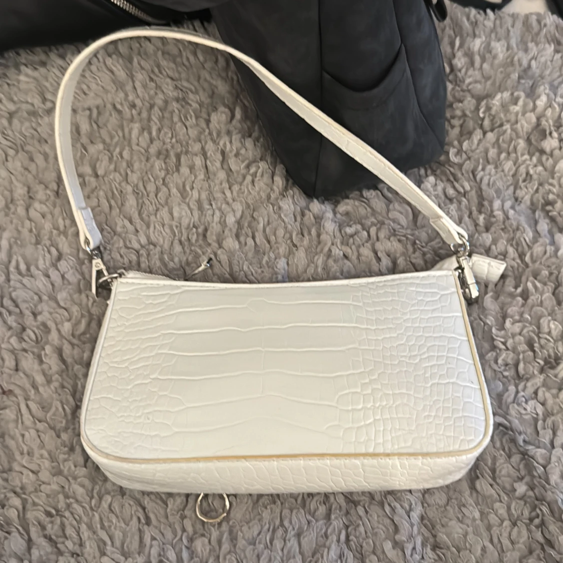 Vit axelväska med krokodilmönster - 2