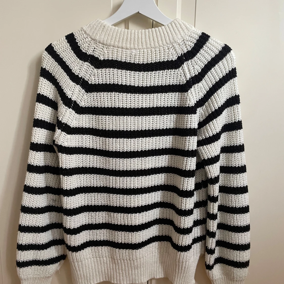 Randig stickad tröja i svart och vitt - 2