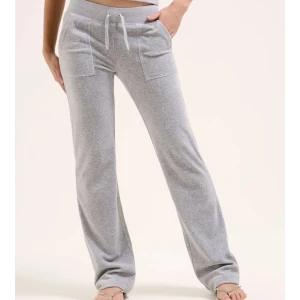 Grå juicy couture byxor XXS - Jag säljer ett par gråa juicy couture byxor i storlek XXS då jag inte längre använder dem. Original pris: 1200kr💞💞