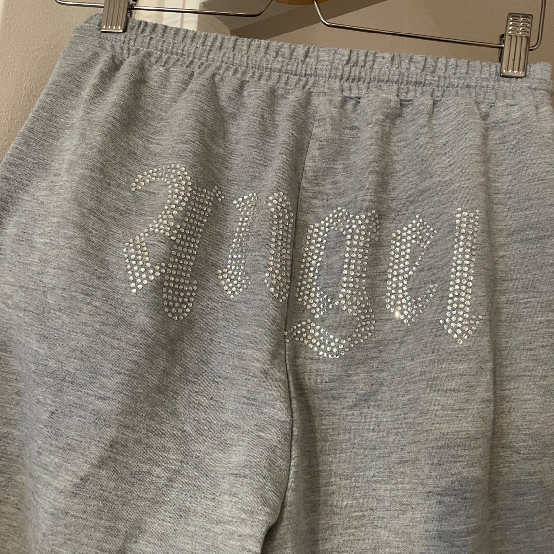 Grå mjukisbyxor med strassdetalj - 2