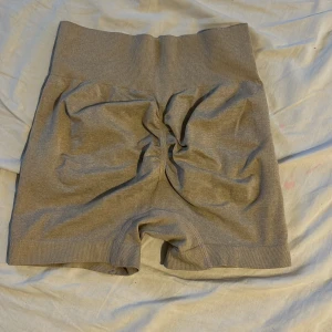 Tränings shorts  - Beiga träningsshorts med Scrunch bak aldrig använda. Hör av er vid frågor 🤩💕