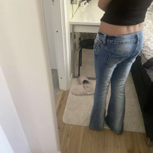 Blå bootcut jeans lågmidjade - Säljer ett par snygga blå med vitt tvätt  jeans bootcut passform och låg midja. Som inte längre säljs! Från Gina  Young 14+. Använda endast en gång