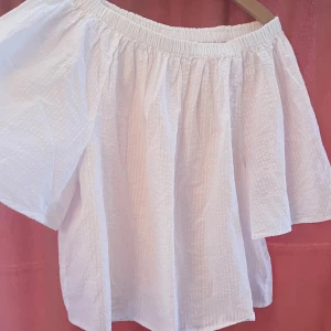 Offsholder blus - Offsholder blus som går att bära på många olika sätt tex nedanför båda eller en axel eller ingen. Aldrig andvänd så väldigt bra skick. Skulle säga att den passar M,L och XL då den är stretchig. Skriv för frågor eller fler bilder och kom gärna med prisförslag!!!🤍🫶🏼💞