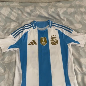 Messi tröja limited edition - Säljer en Limited edition Messi tröja som jag köpte. Den är för liten för mig och kan inte lämna tillbaka den. Köpte den för 1499 kr. Kan sänka mitt pris också om någon är intresserad 