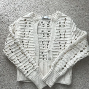 hålstickad kofta  - Super snygg hplstickad kofta från zara🌸 den har några knappar där nere och är super fin över typ ett linne 🤍