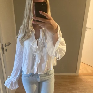 Söt blus - Säljer denna blus ifrån Nelly i storlek 36/S då jag köpte fel storlek. Aldrig använt 