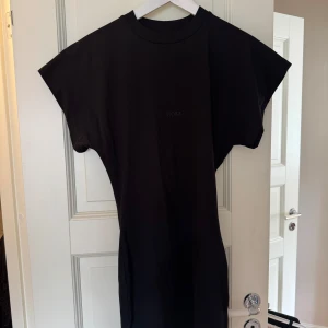 Avora klänning - Säljer en svart t-shirtklänning från Avora, aldrig använd!