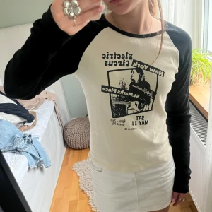 Svartvit långärmad tröja med tryck - Cool långärmad tröja med svartvita kontraster och tryck framtill. Köpt ifrån brandy Melville så därav onesize, men skulle säga att den är en S!🫶🏻