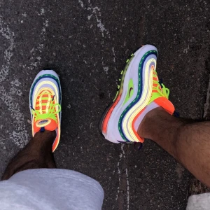 Nike Air Max 97 On Air London Summer of Love - Nike Air Max 97 sneakers i en riktigt färgstark mix med orange mesh, neongula snören, vita och gröna vågiga paneler samt lila och blå detaljer. Synlig Air-sula och coola 97P-prints längs sidan. Välvårdade och ej använda sedan 2021! #airmax #sneakers