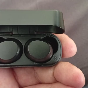 Linocell tws hörlurar  - Säljer dessa hörlurar  Smidiga, kompakta och alltid redo – Linocell TWS låter dig lyssna på musik och ta samtal helt utan sladdar som är i vägen. Batteritiden på 7 timmar förlängs med ytterligare 14 timmar när lurarna laddas i etuit. Stabil trådlös anslutning till mobil, surfplatta och dator via Bluetooth 5.1. Stöd för Siri och Google Assistant. Tål vattenstänk enligt IPX4. Laddas med medföljande USB-C-kabel.   