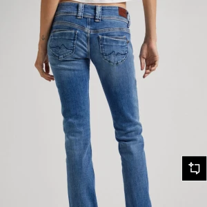 Pepe jeans ljusblå bootcut jeans - Säljer ett par Pepe jeans jeans i ljusblå tvätt med bootcut passform och låg midja. Jeansen har dubbla knappar fram och snygga detaljer på bakfickorna. 🤗Jag säljer eftersom jag inte har haft användning av de så mke plus att de blivit för små 💞Nypris 1000kr