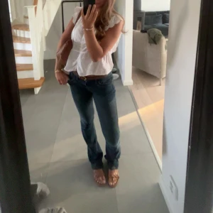 Ltb valerie jeans - Mörkblåa jeans från Ltb i modellen valerie! Jag är 180cm och byxorna är lite långa då de är en 36 i längd!! Perfekt för alla långa tjejer😊 Säljer då jag köpte en storlek för stora och kan ej lämna tillbaka längre! Köpt för 800kr säljes 600kr men pris kan diskuteras😊