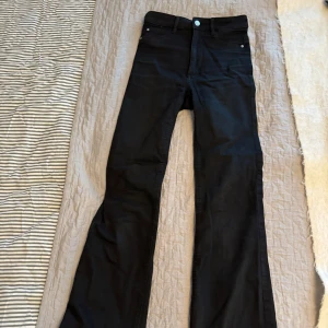 Svarta Jane Boot high waist jeans XS - Svarta jeans i modellen Jane Boot med hög midja och bootcut-ben. Snygg klassisk femficksdesign och stretchigt material som sitter skönt. 