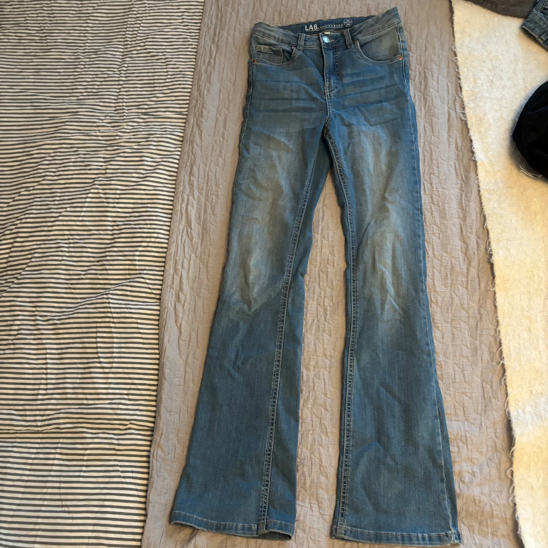 Blå bootcut jeans från LAB Industries